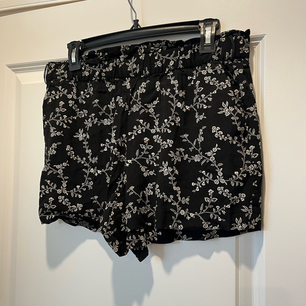 LOFT black and white floral shorts